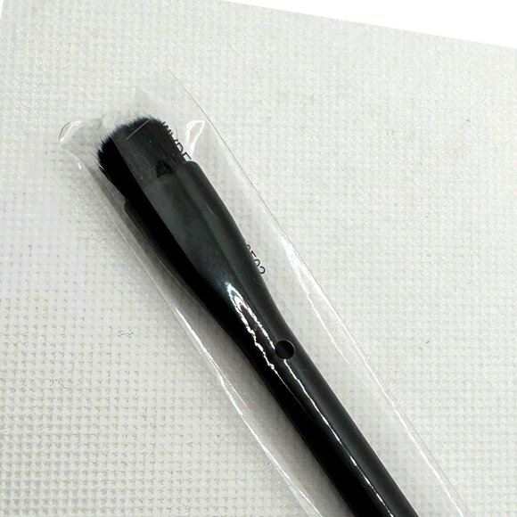 Wingme 03 Professional Makeup Eyeliner Brush With Angled Tip For Precision Appli - Picture 2 of 4